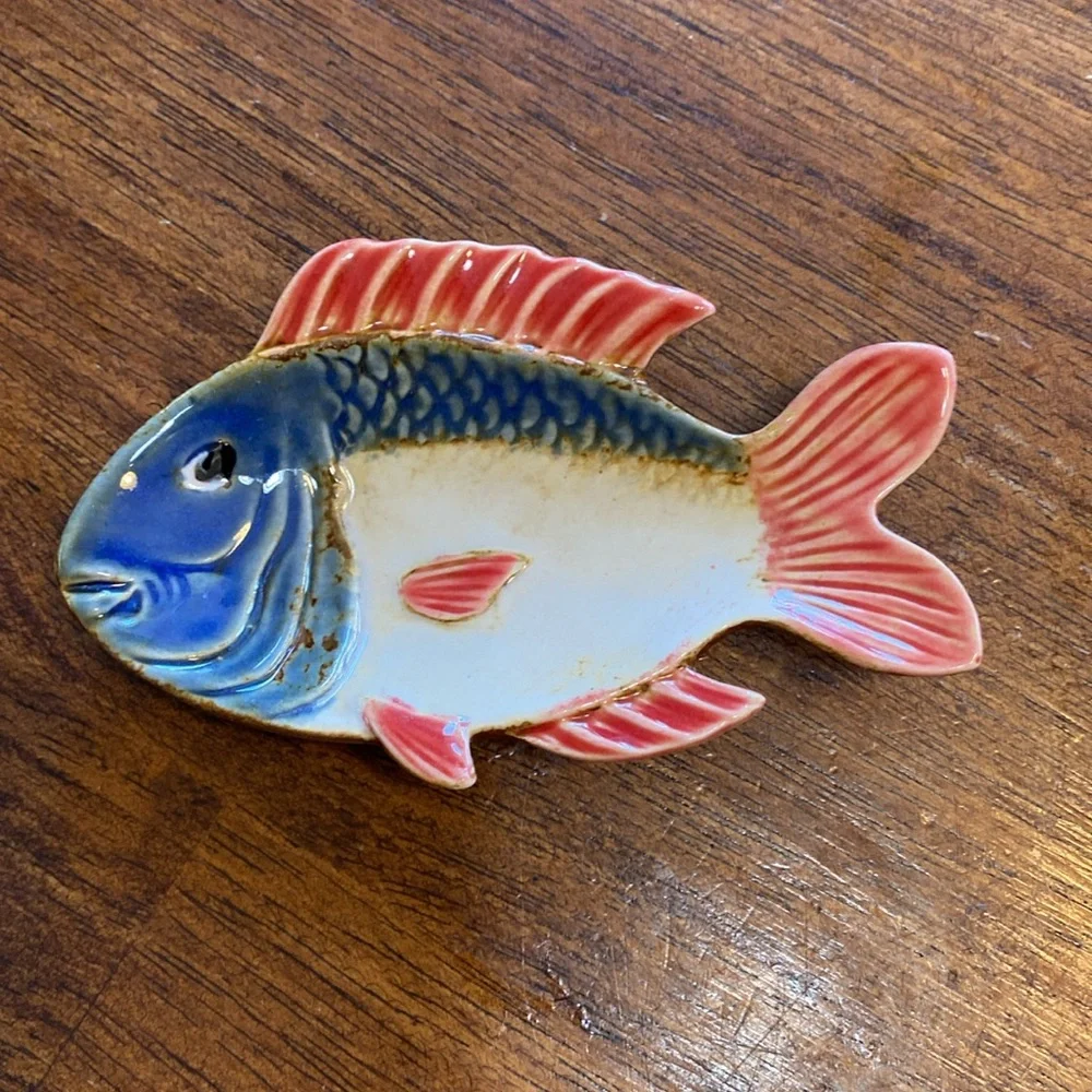Pier 1 Imports Fish dish with 4 little fish, hand painted. - Picture 4 of 6